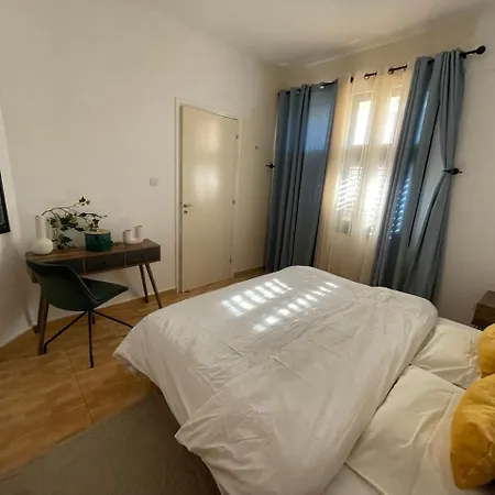Queens Gardens Apartment *